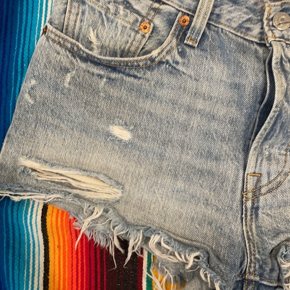 High-waisted Levi 501 Shorts - Picture 2 of 4